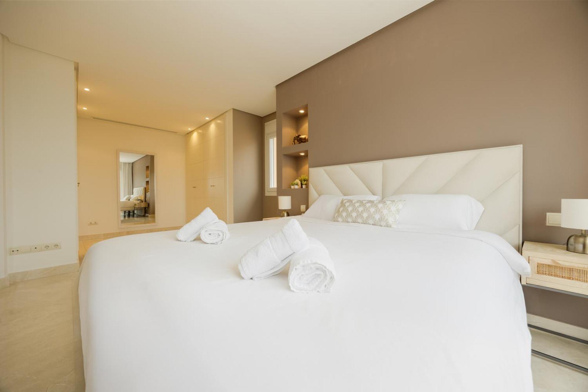 Penthouse With Sea Views In Nueva Andalucia *